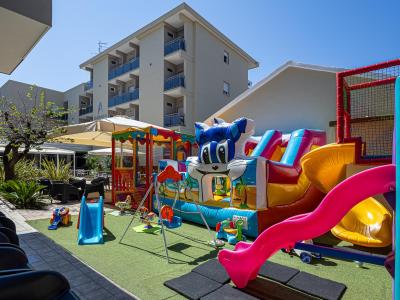 Aire de jeux extérieure colorée pour enfants, pleine de joie et de plaisir.