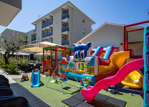 Aire de jeux extérieure colorée pour enfants, pleine de joie et de plaisir.