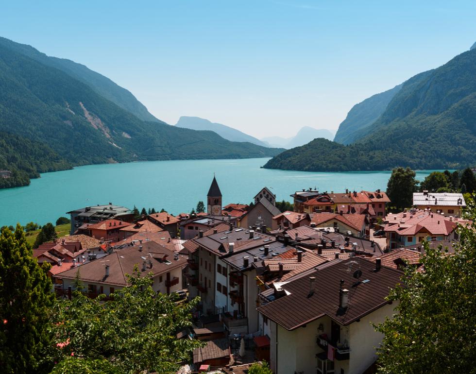 Vista panoramica di un lago e un villaggio tra le montagne.